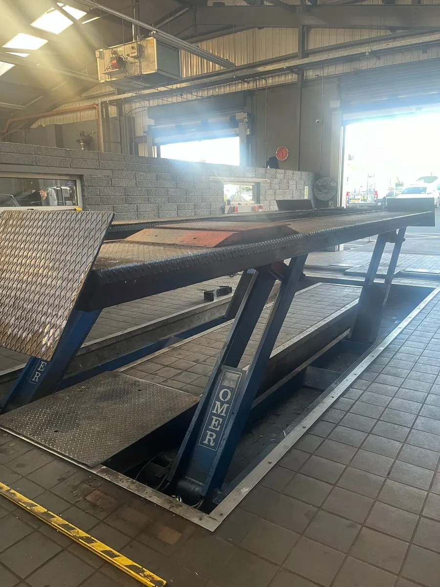 4 post lift - Image 1