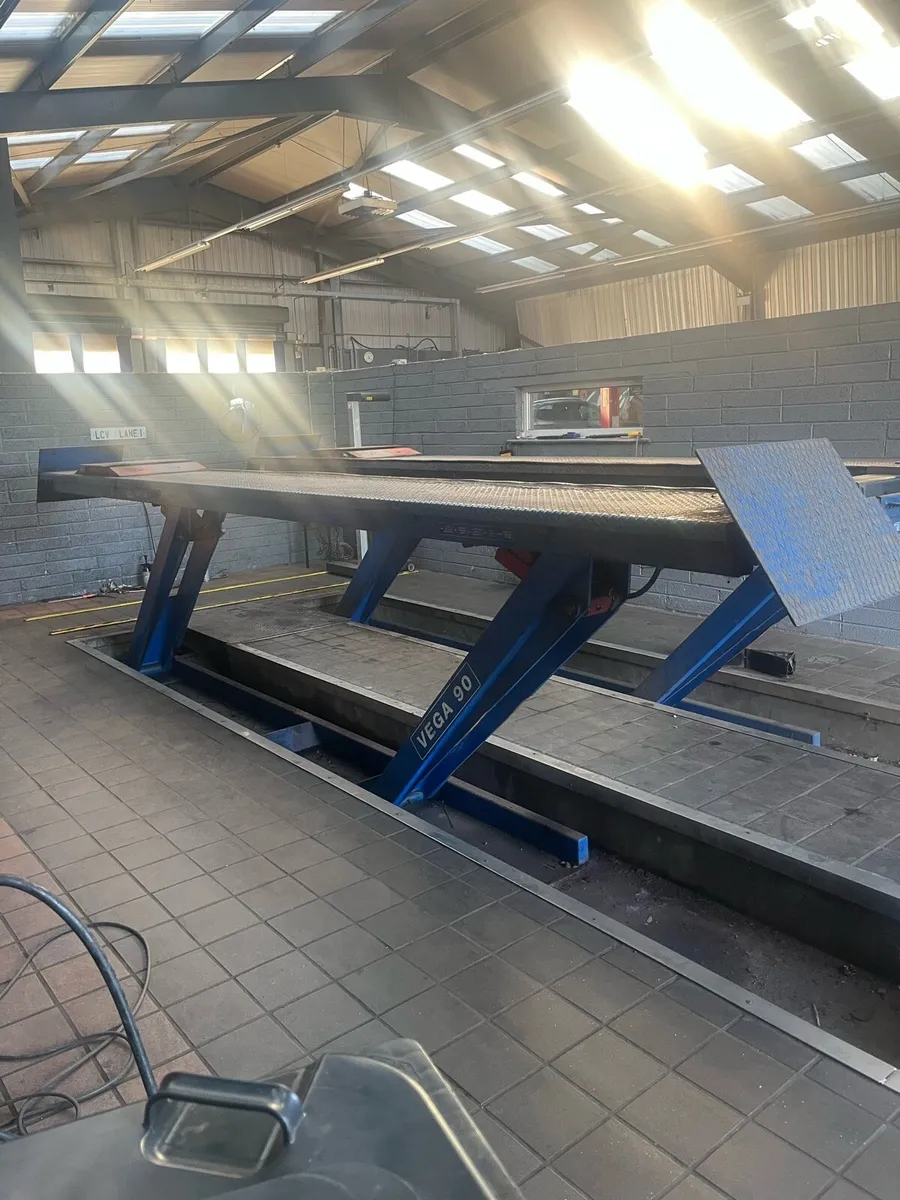 4 post lift - Image 2