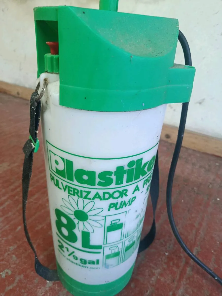 Pressurised sprayer 8ltr - Image 1