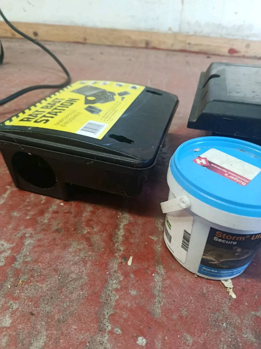 2 rat bait stations & poison (never used) - Image 3
