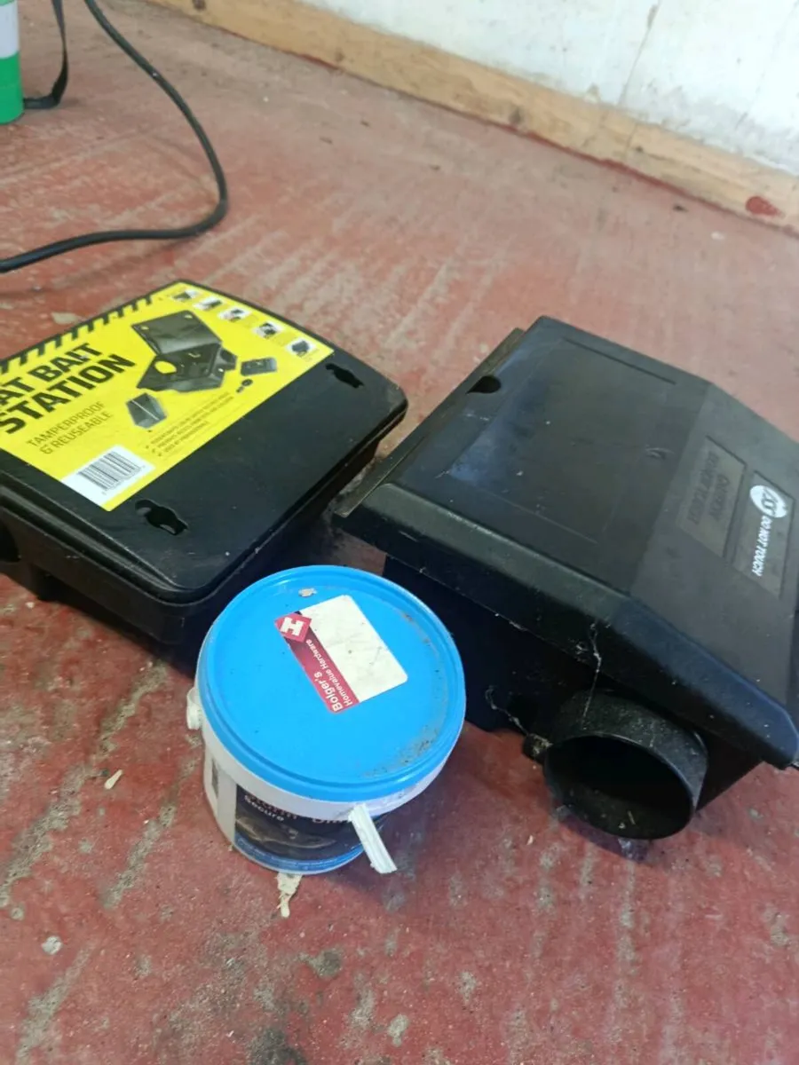 2 rat bait stations & poison (never used) - Image 1