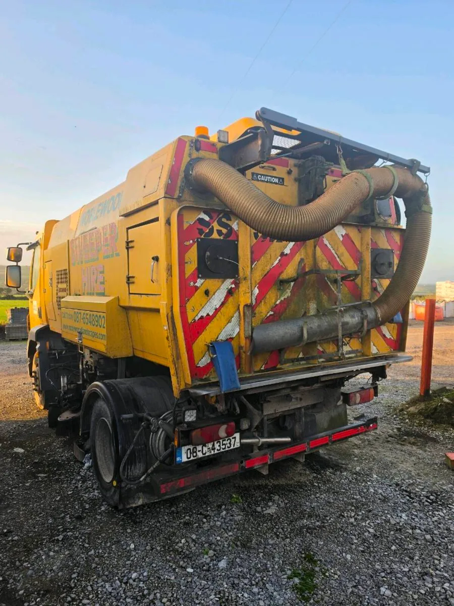 Road sweeper truck Daf - Image 2