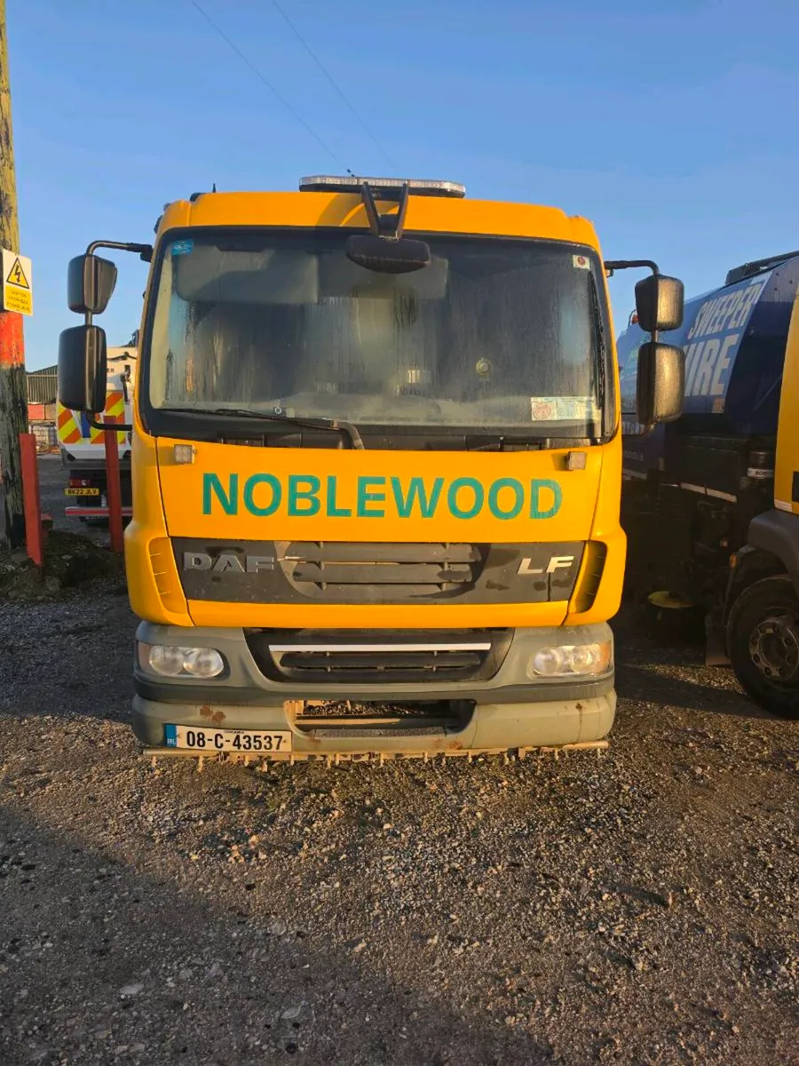 Road sweeper truck Daf - Image 3