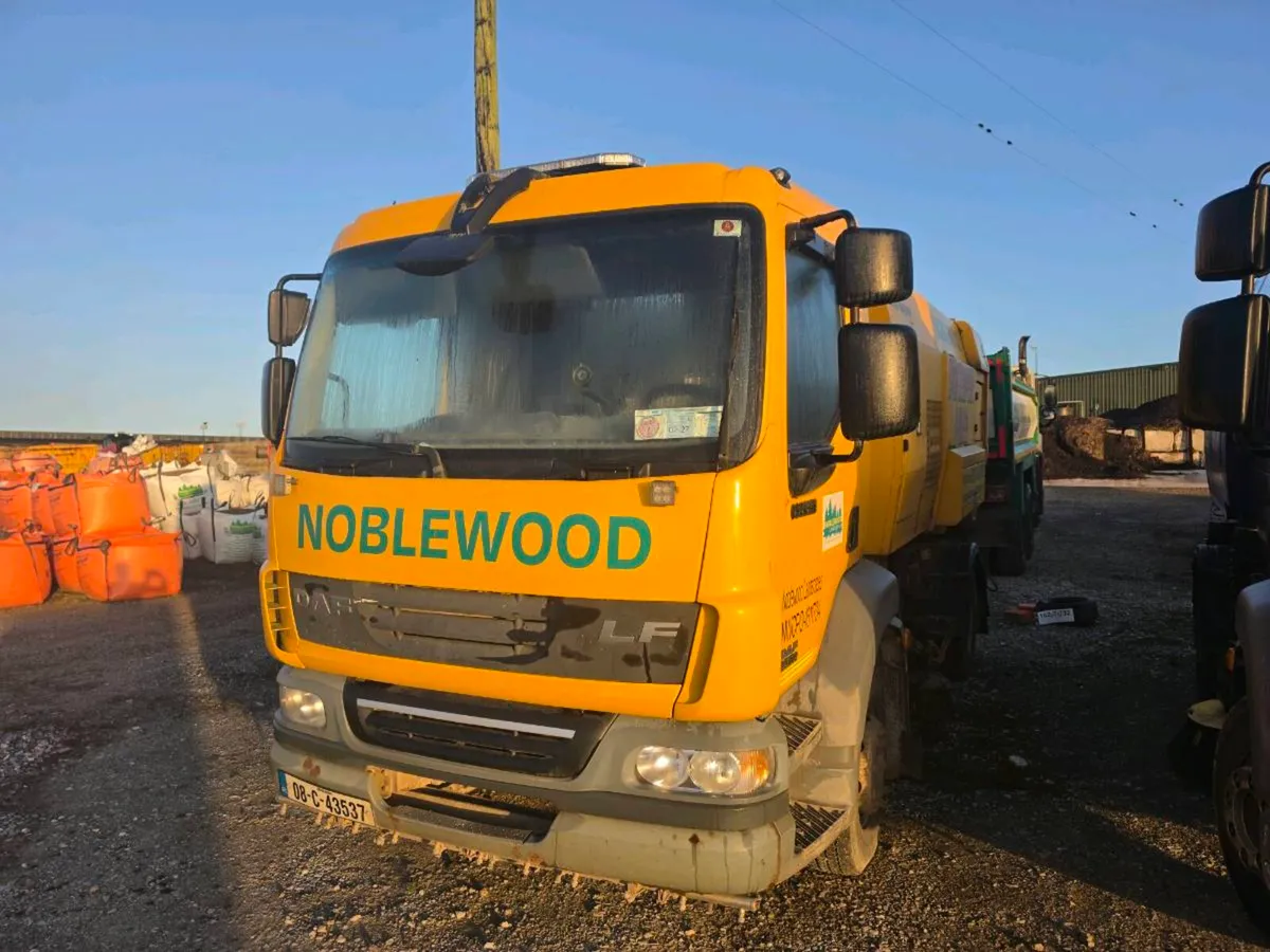 Road sweeper truck Daf - Image 1