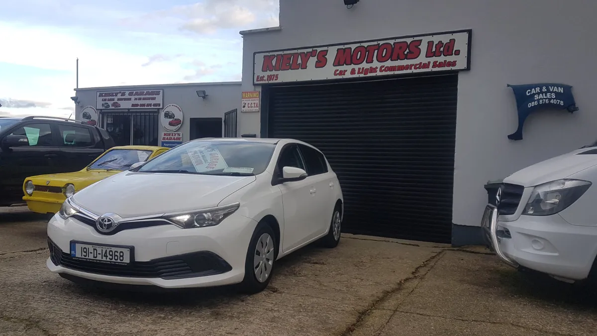 Toyota Auris VAN 1.4 DIESEL AS NEW VAT INVOICE - Image 4