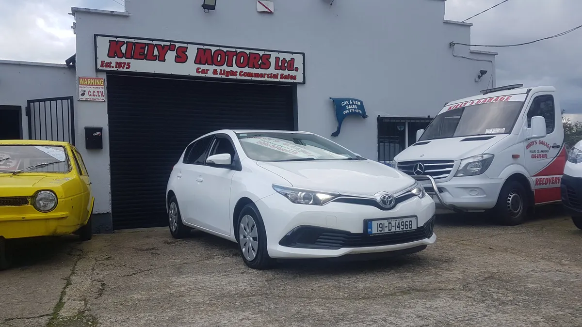 Toyota Auris VAN 1.4 DIESEL AS NEW VAT INVOICE - Image 2
