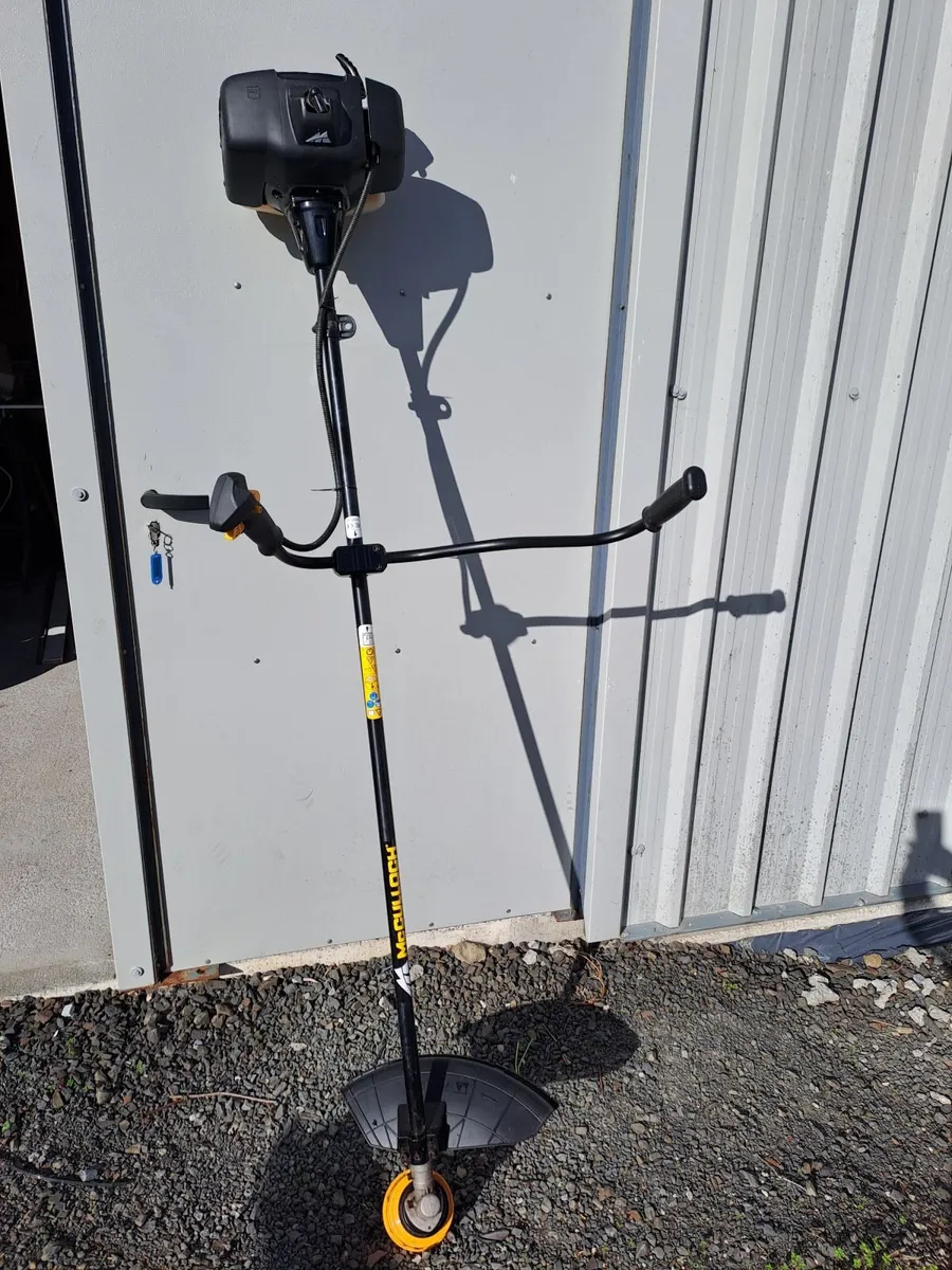 McCulloch B33 B Petrol Brush Cutter - Image 1