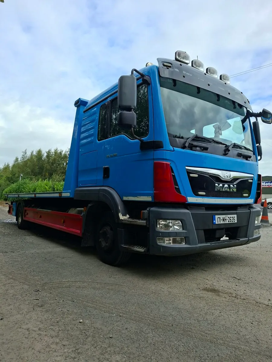 17 MAN RECOVERY TRUCK - Image 1