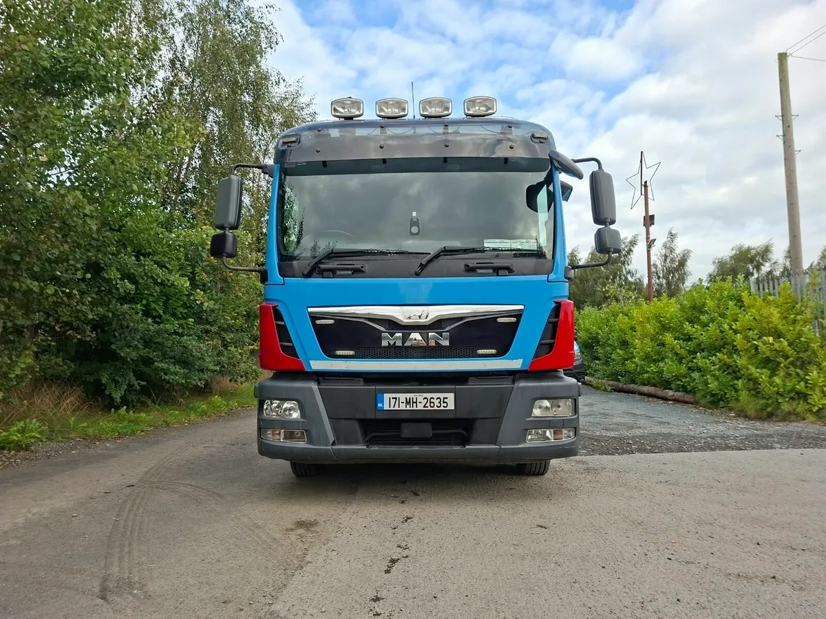 17 MAN RECOVERY TRUCK - Image 3