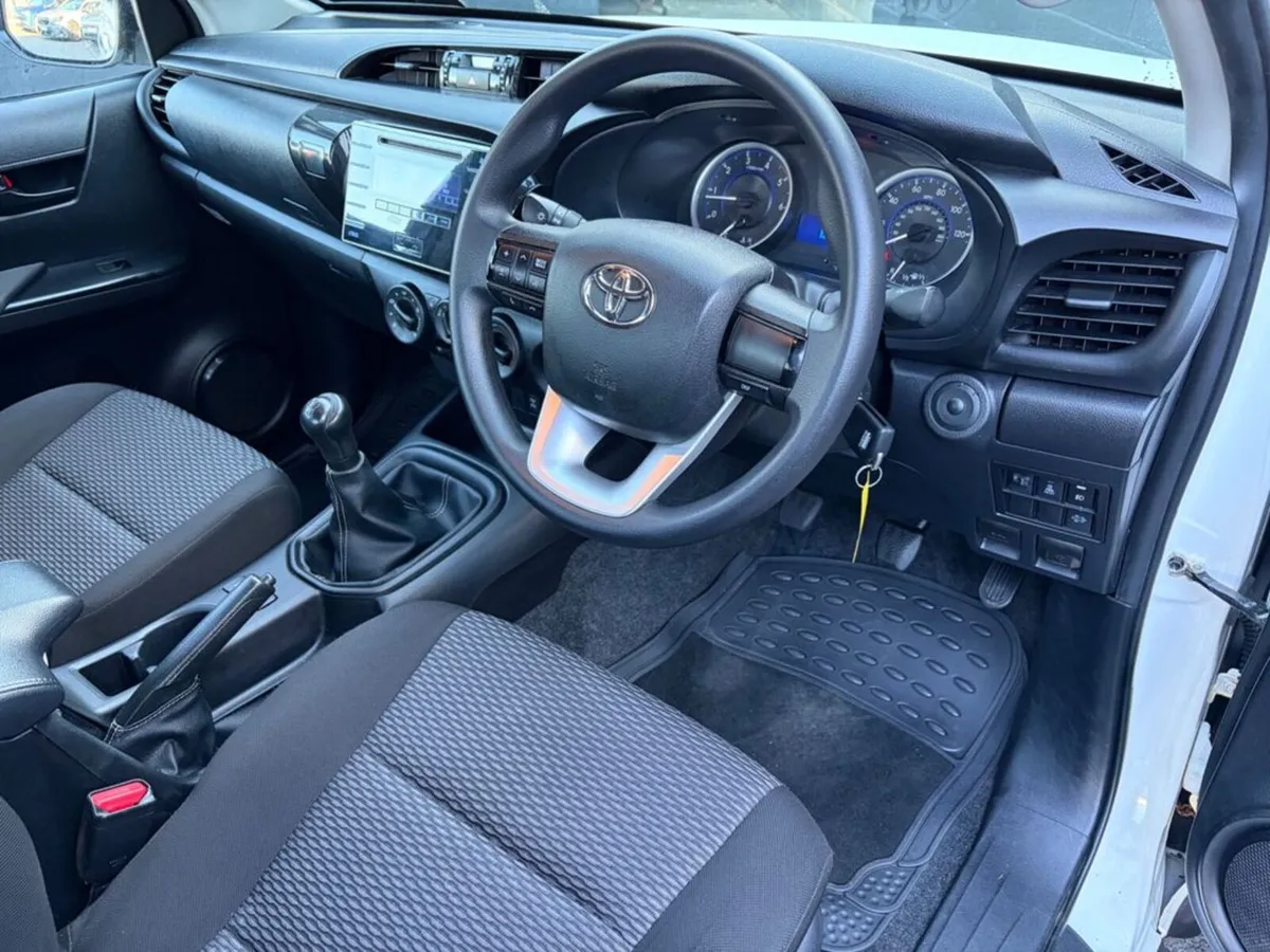 Toyota Hilux 2.4 D-4D Active DCAB 4WD 5DR - Image 2