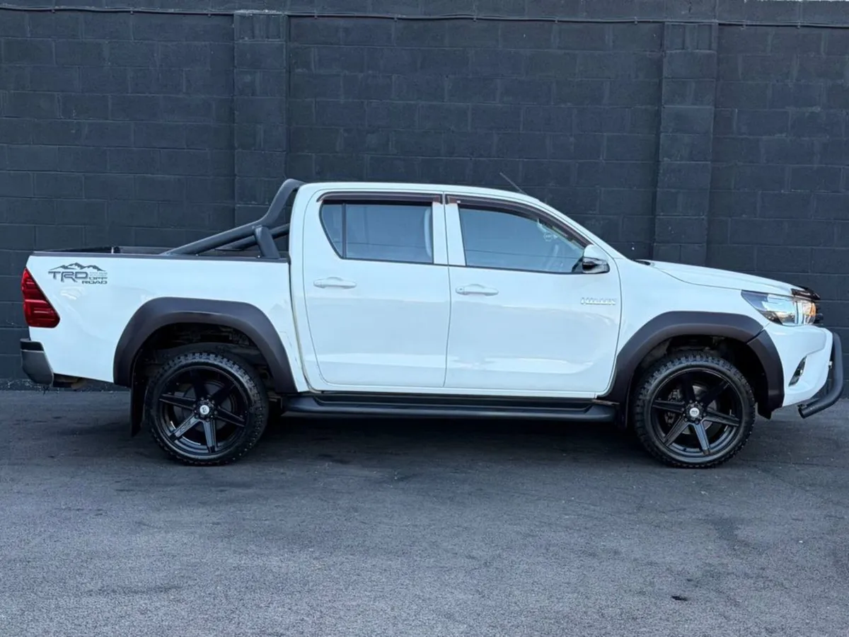 Toyota Hilux 2.4 D-4D Active DCAB 4WD 5DR - Image 4