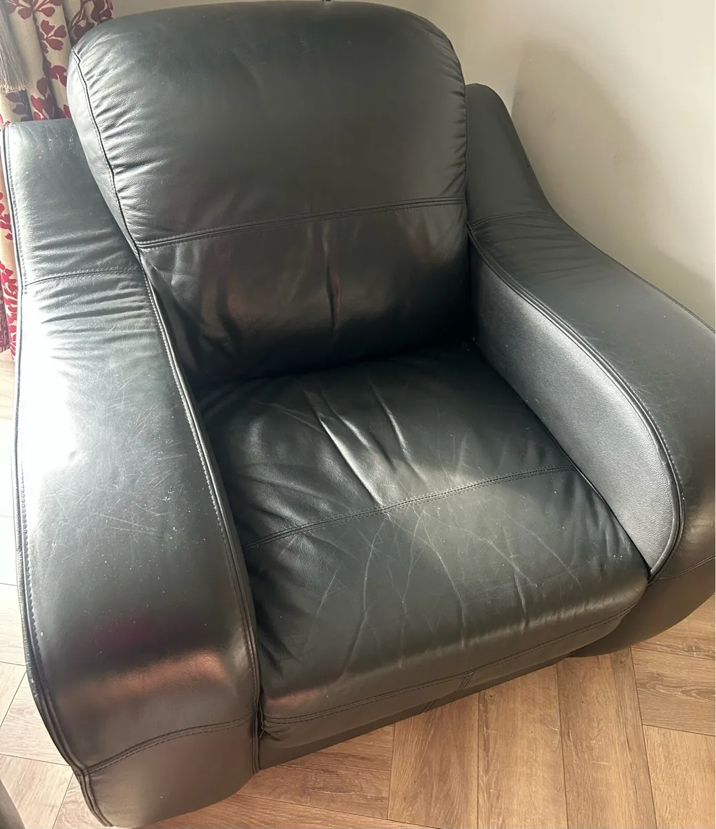 Black leather couch - Image 2