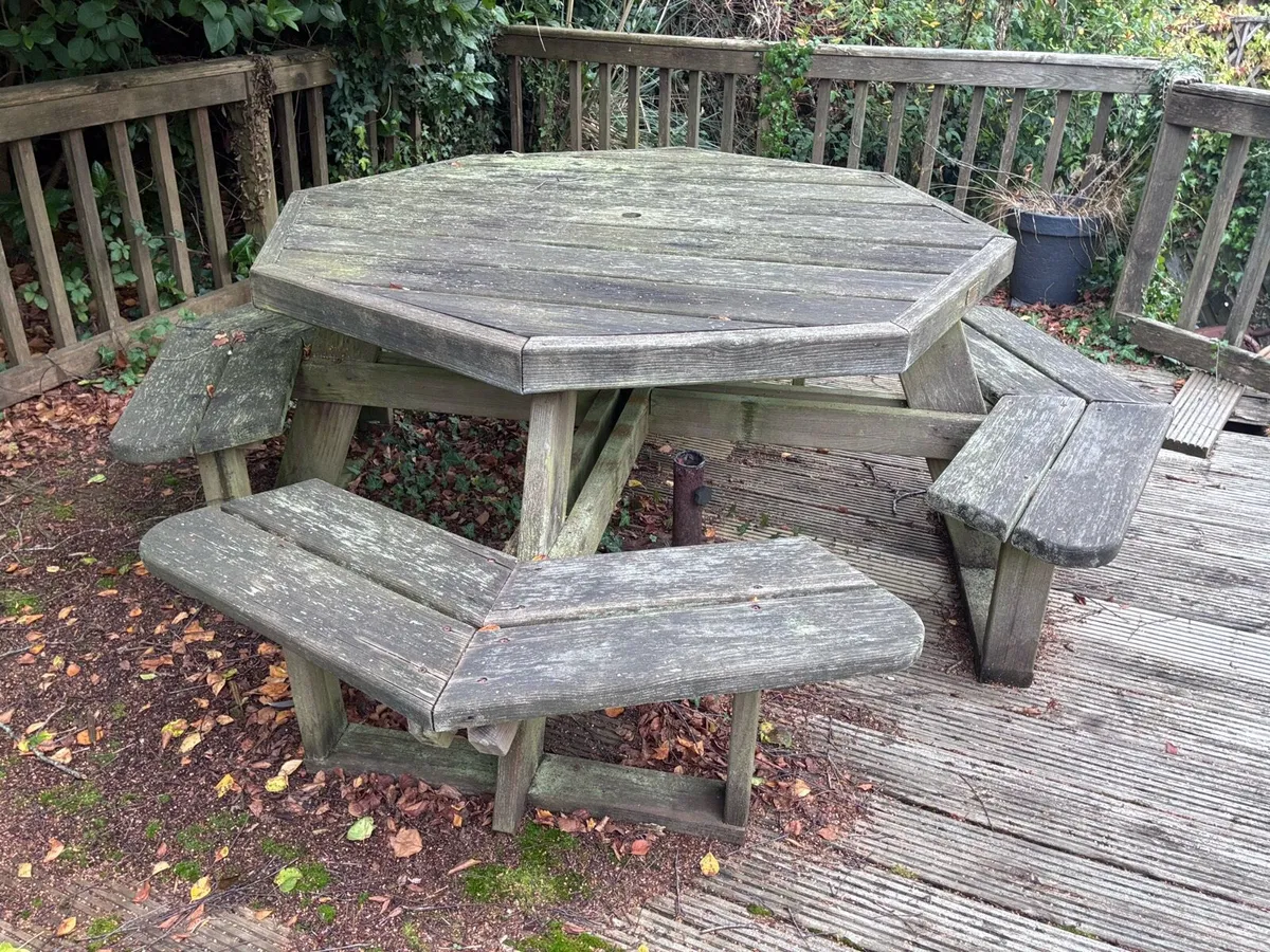 Octagonal wooden garden bench - Image 3