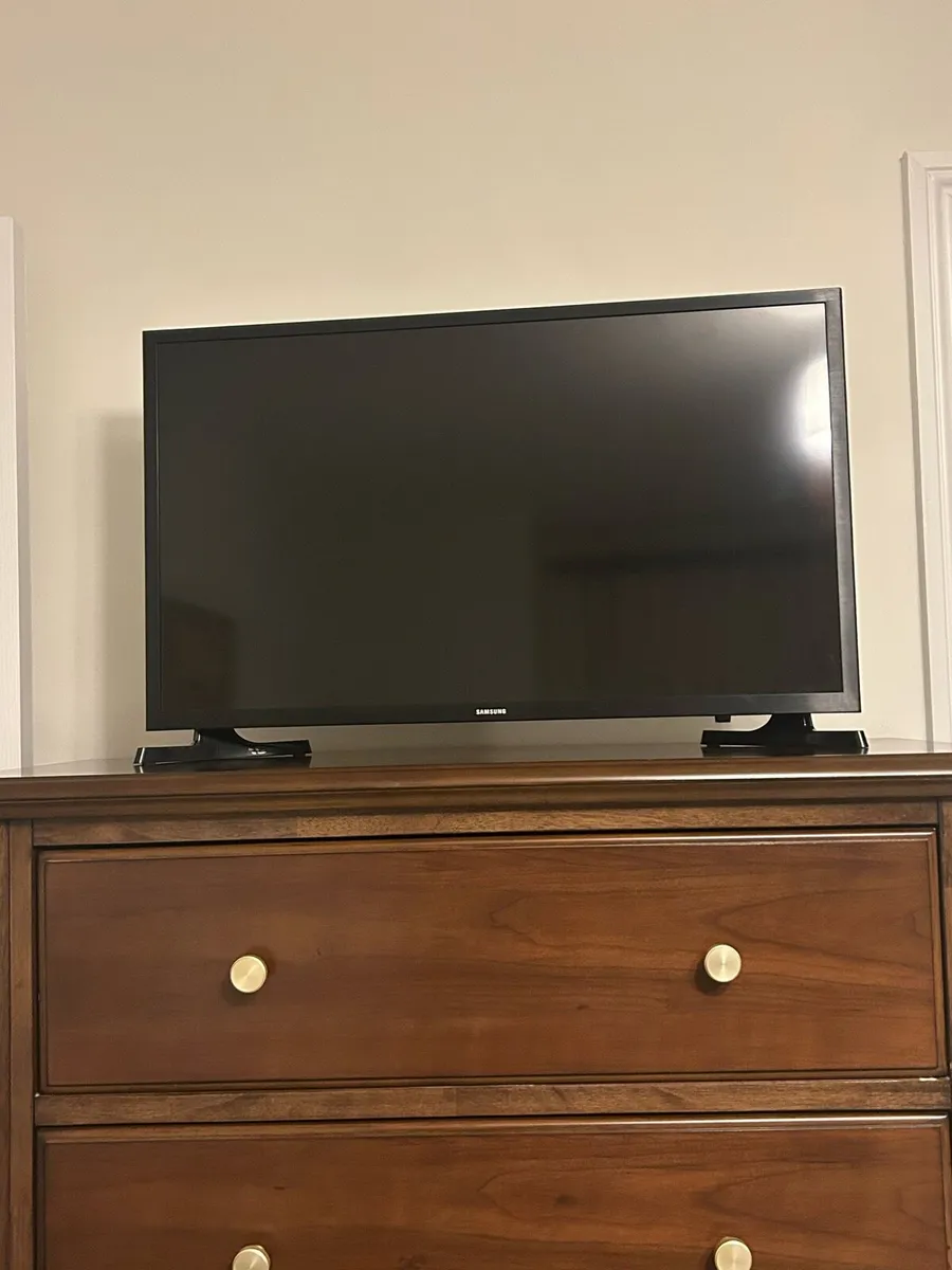 32” Samsung smart tv - Image 1