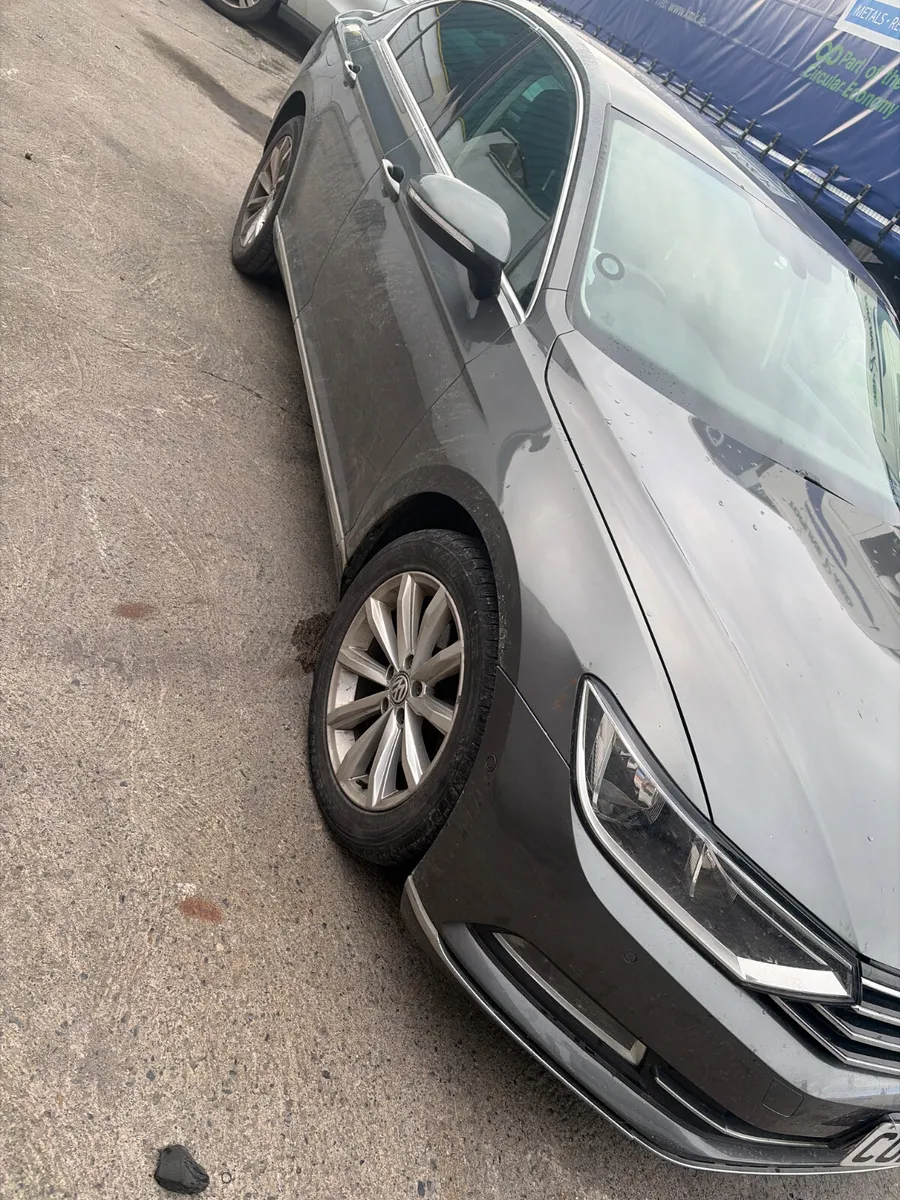 Volkswagen Passat 2017 - Image 2