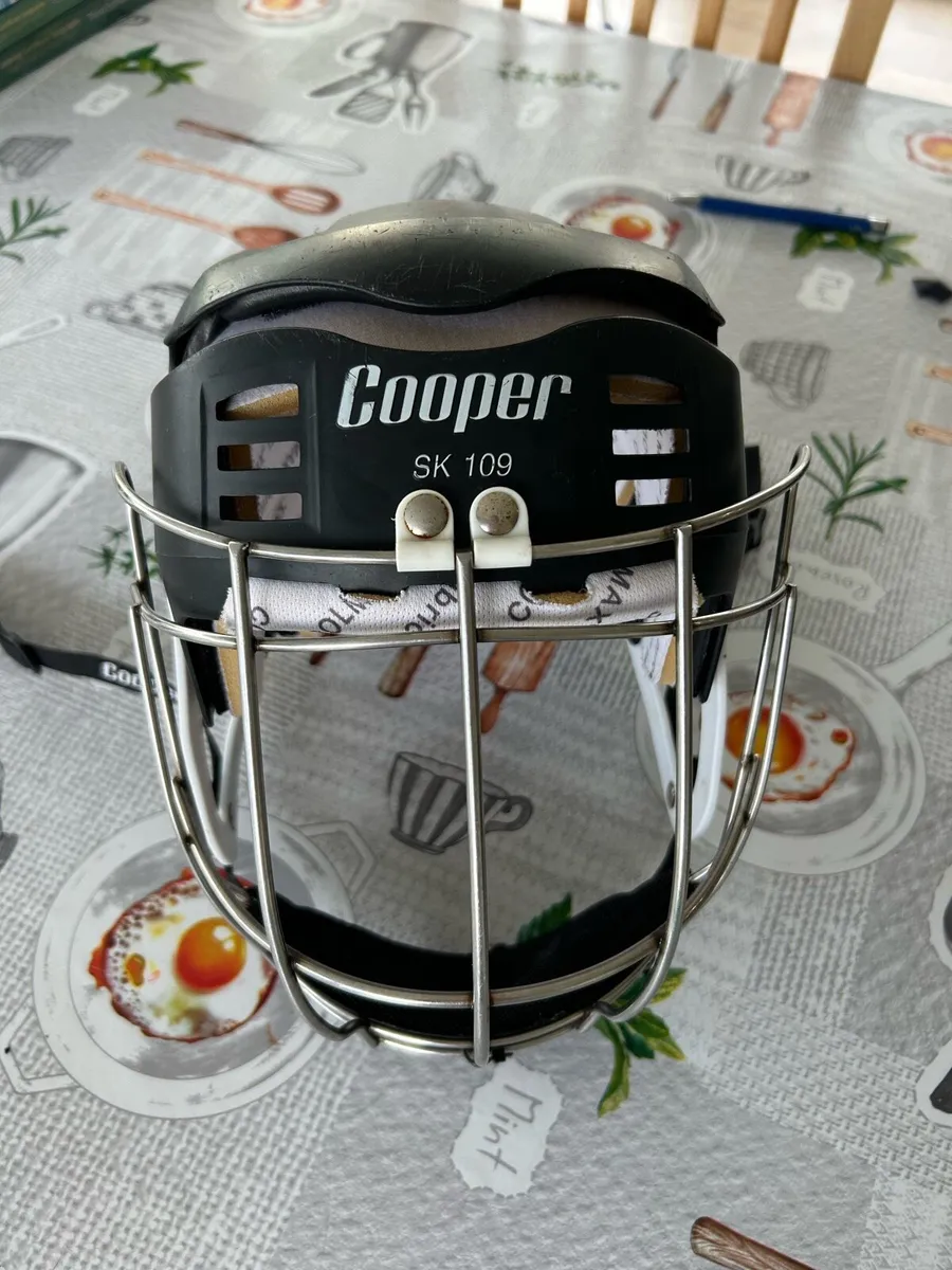 Hurling helmet - Image 1