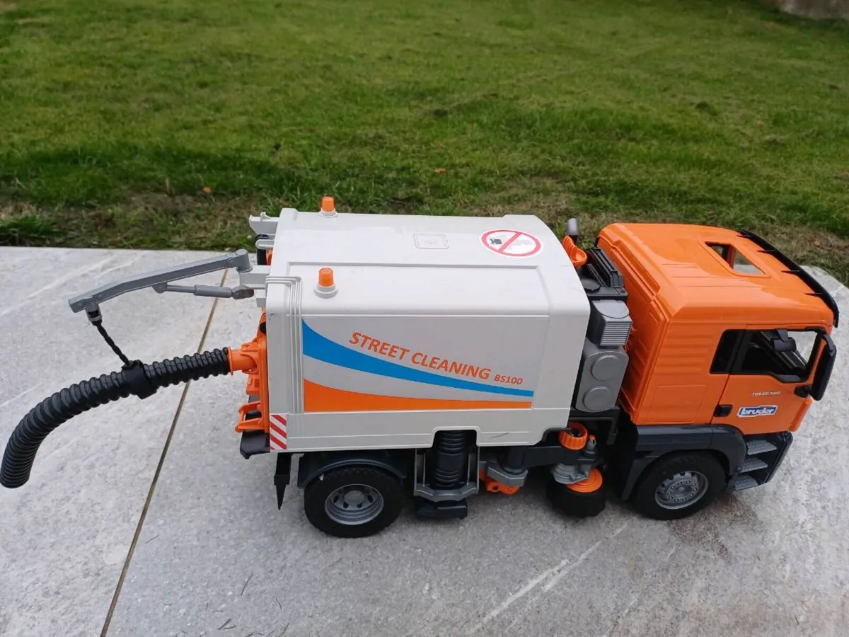 Bruder Street Sweeper Truck - Image 4