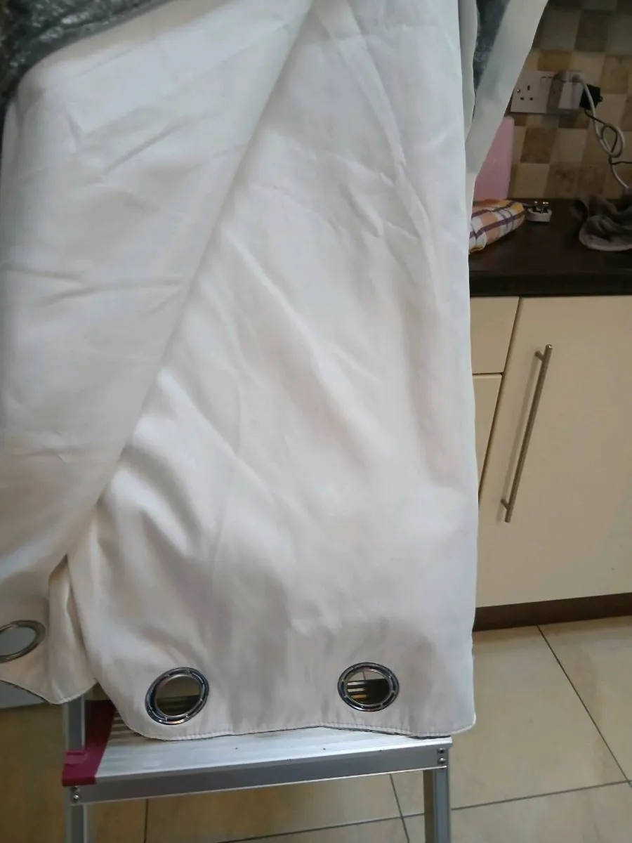 PAIR LINED CURTAINS 90 X 90 - Image 2