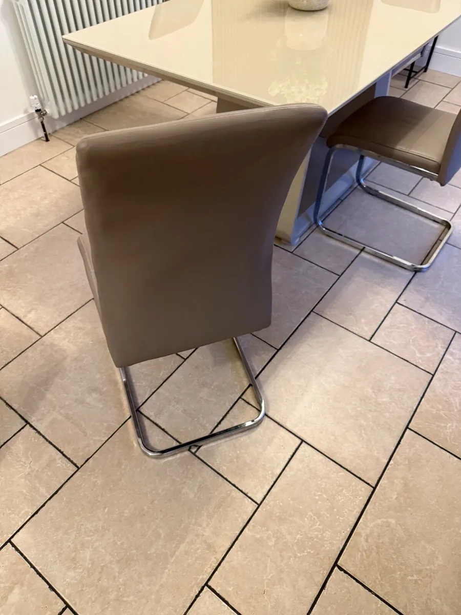 4 dining room chairs - Image 3