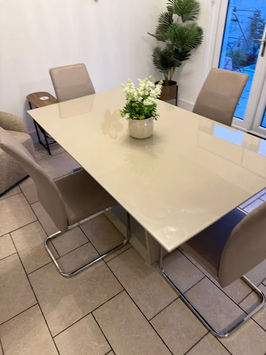 4 dining room chairs - Image 4