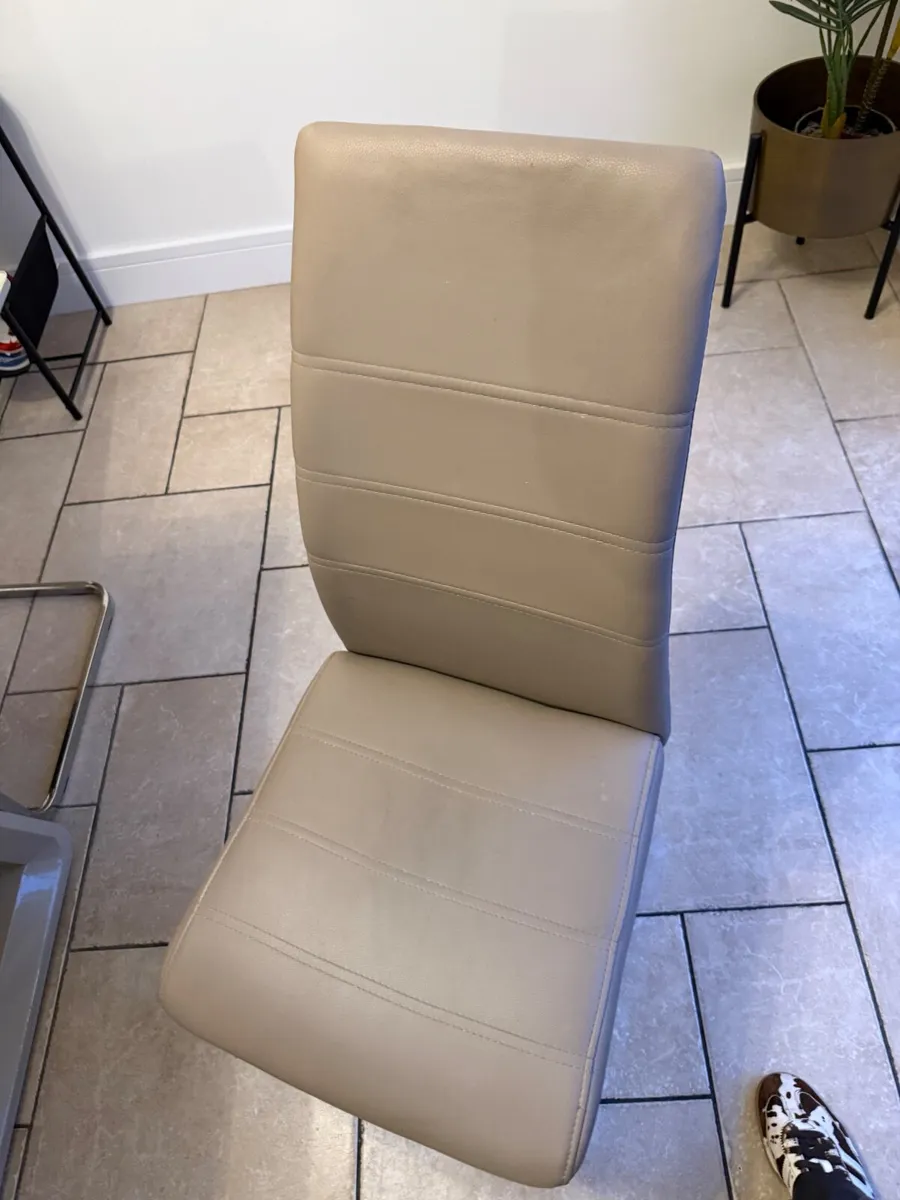 4 dining room chairs - Image 1