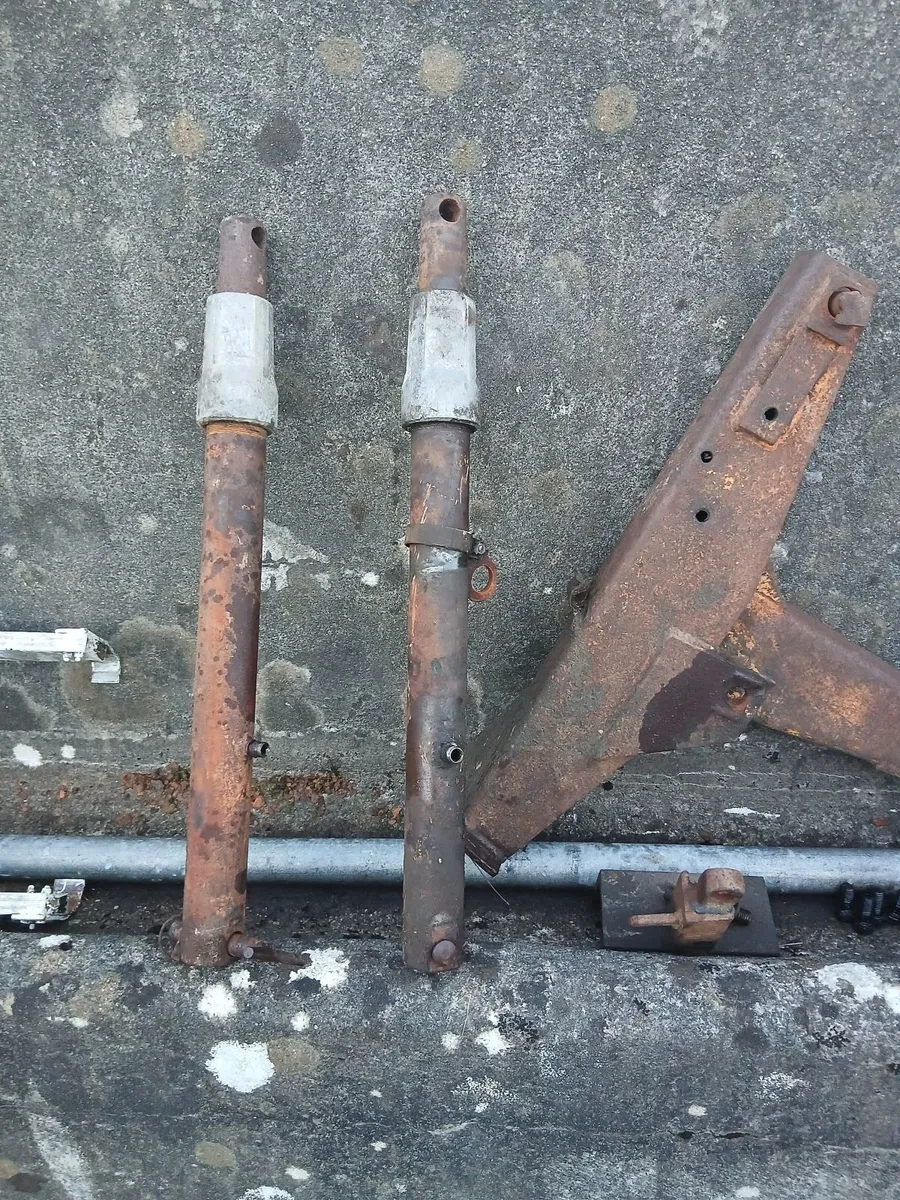 Rams for millmaster loader, tail lights for vin - Image 1
