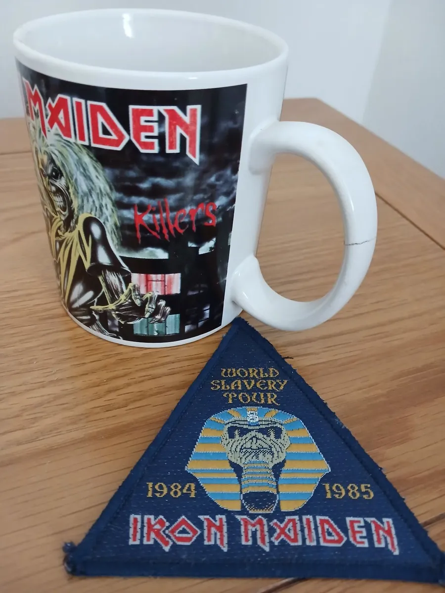 IRON MAIDEN VINTAGE MUG AND CLOTH BADGE. - Image 1