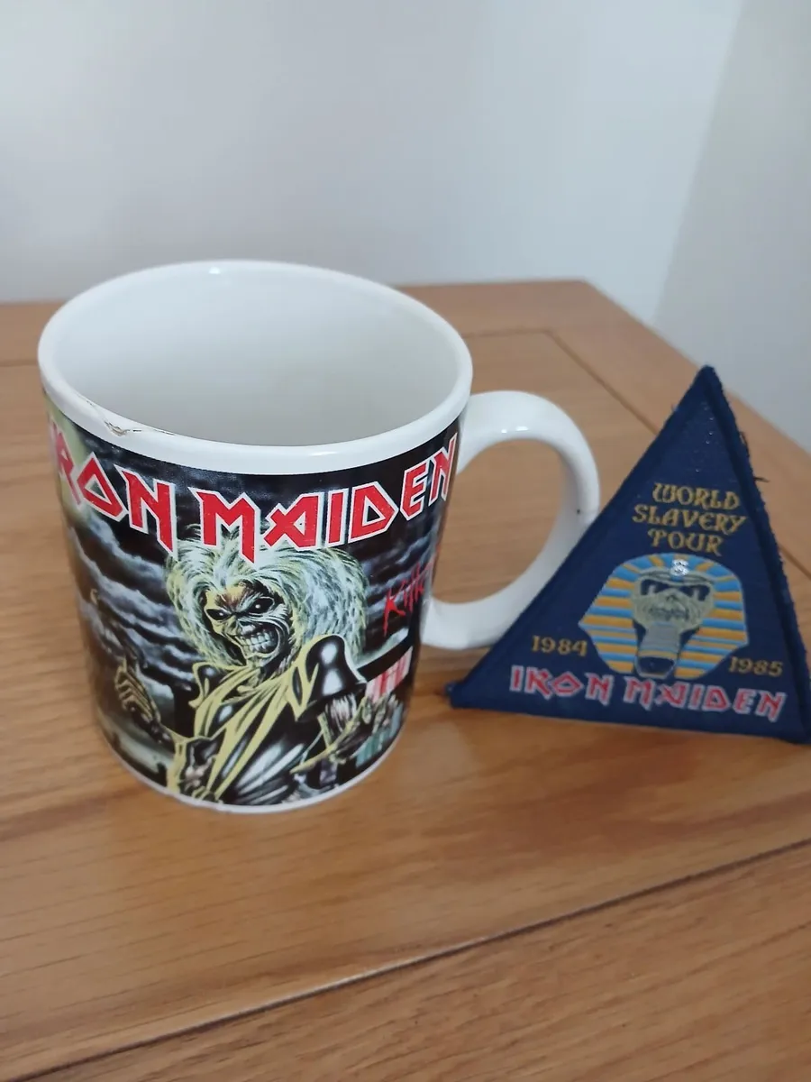 IRON MAIDEN VINTAGE MUG AND CLOTH BADGE. - Image 2