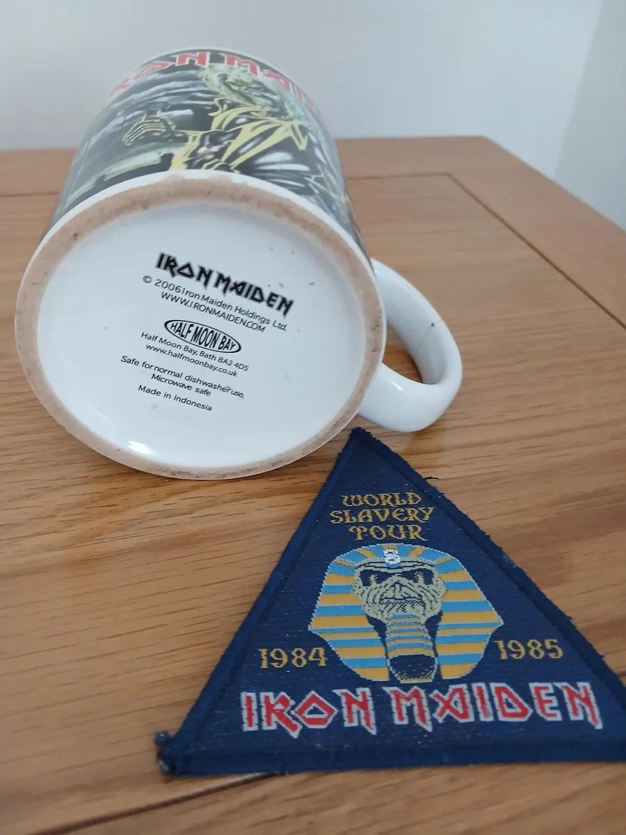 IRON MAIDEN VINTAGE MUG AND CLOTH BADGE. - Image 3