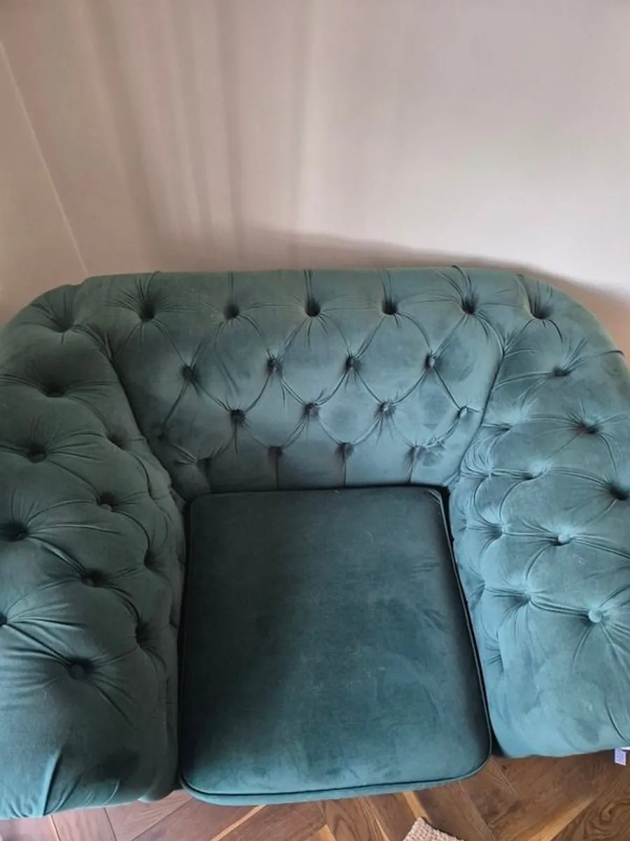 Chesterfield 2 seater and 2 single arm chairs - Image 3