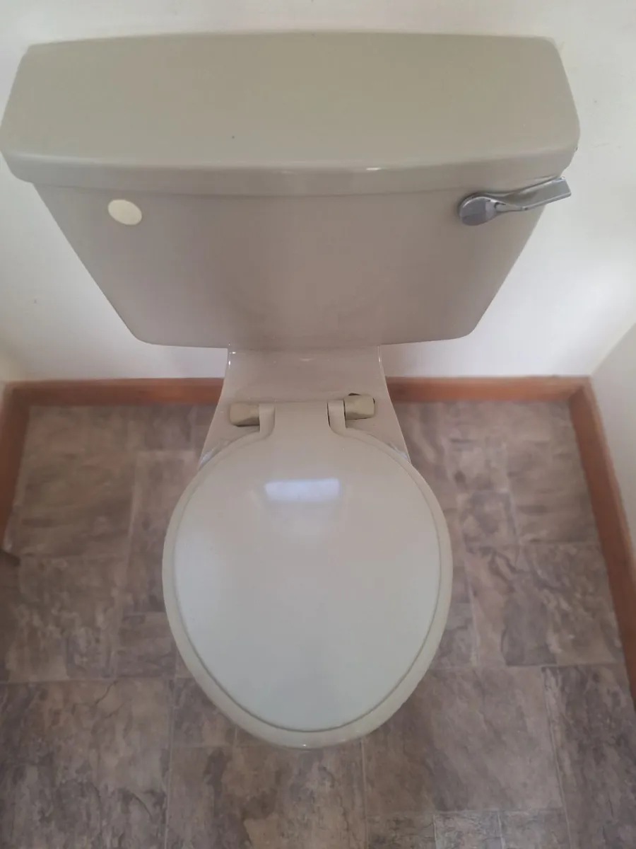 Toilet bowl & cistern, sink & pedestal - Image 3
