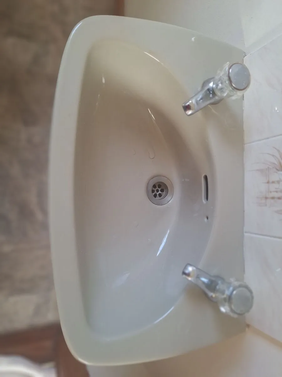 Toilet bowl & cistern, sink & pedestal - Image 4