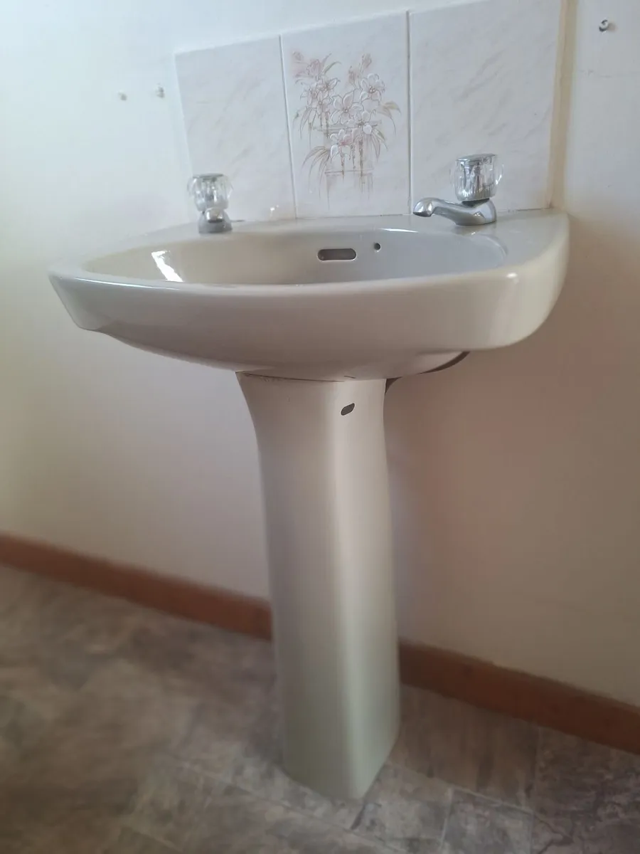 Toilet bowl & cistern, sink & pedestal - Image 2