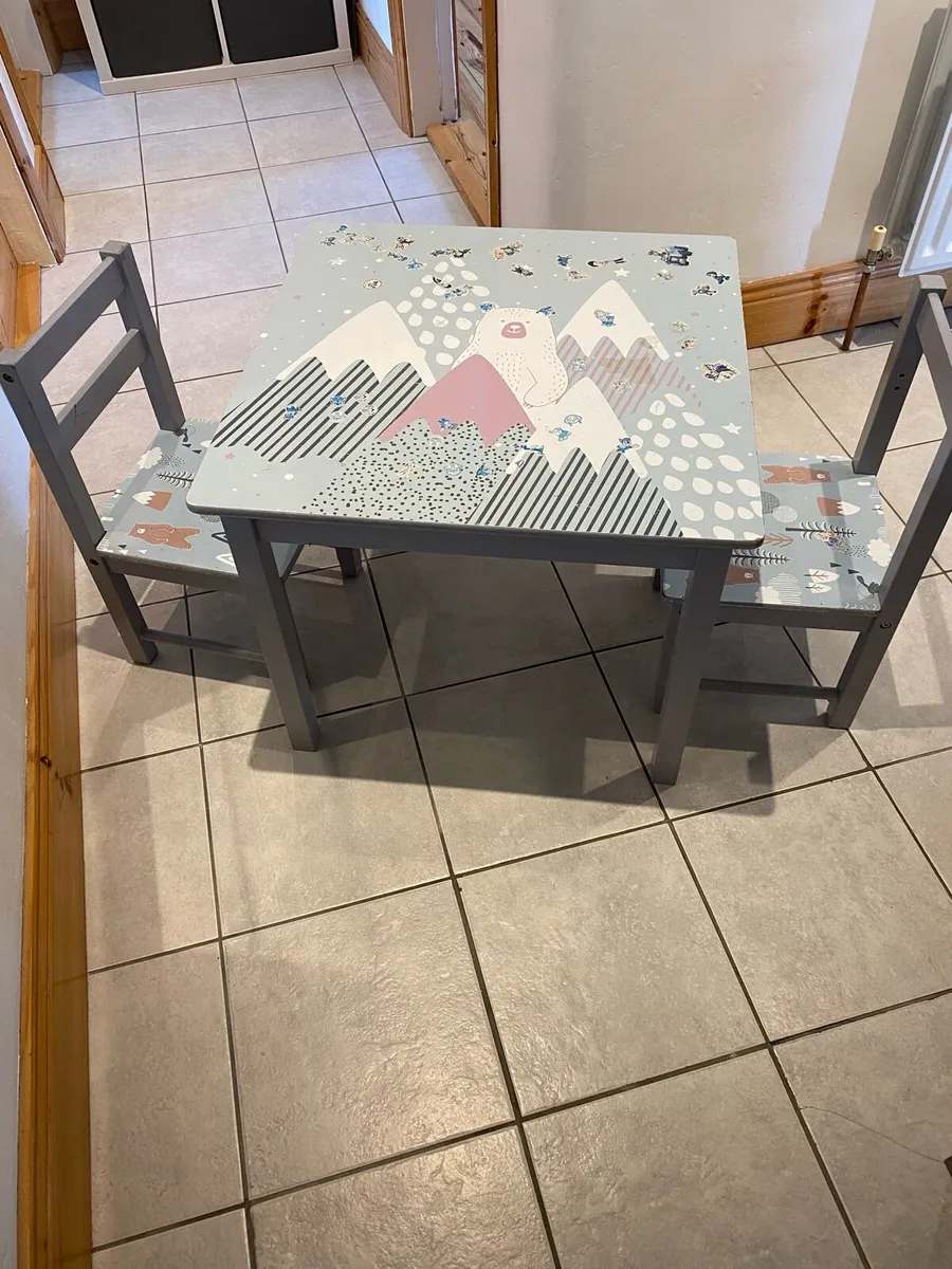 Kids table an chairs - Image 1