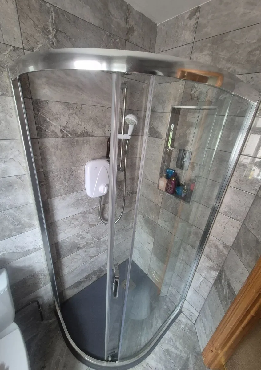Shower doors and slimline tray - Image 3