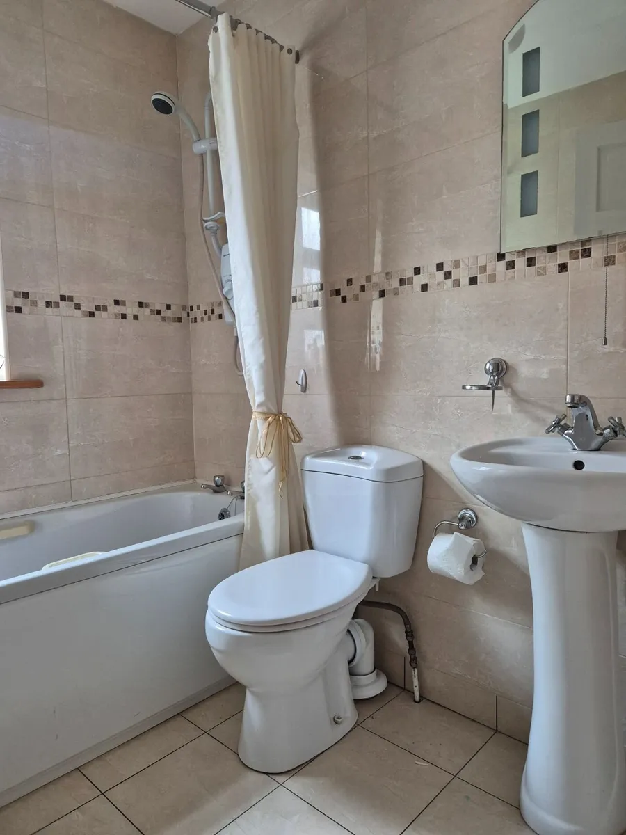 3 piece bathroom set - bath, toilet & sink - Image 1