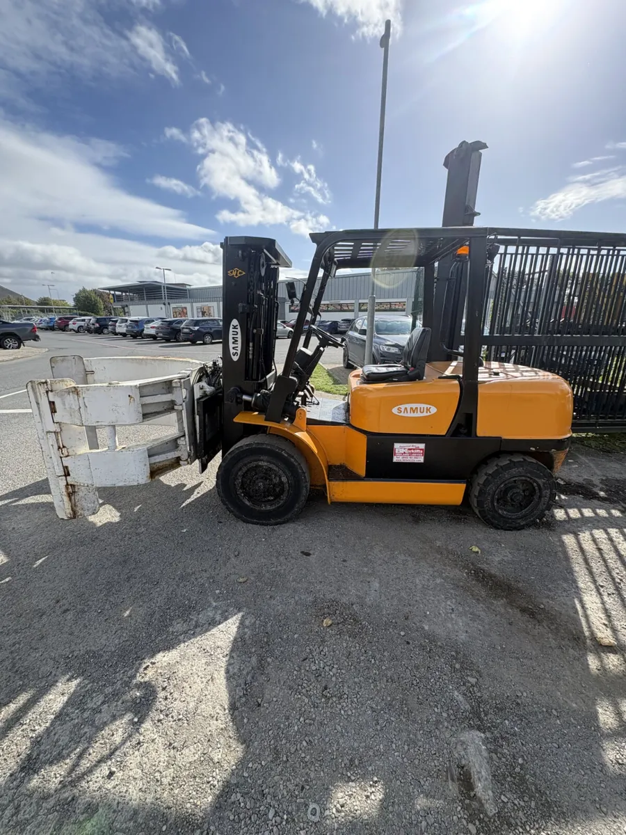 4 Ton Forklift with Paper Clamp - Image 1