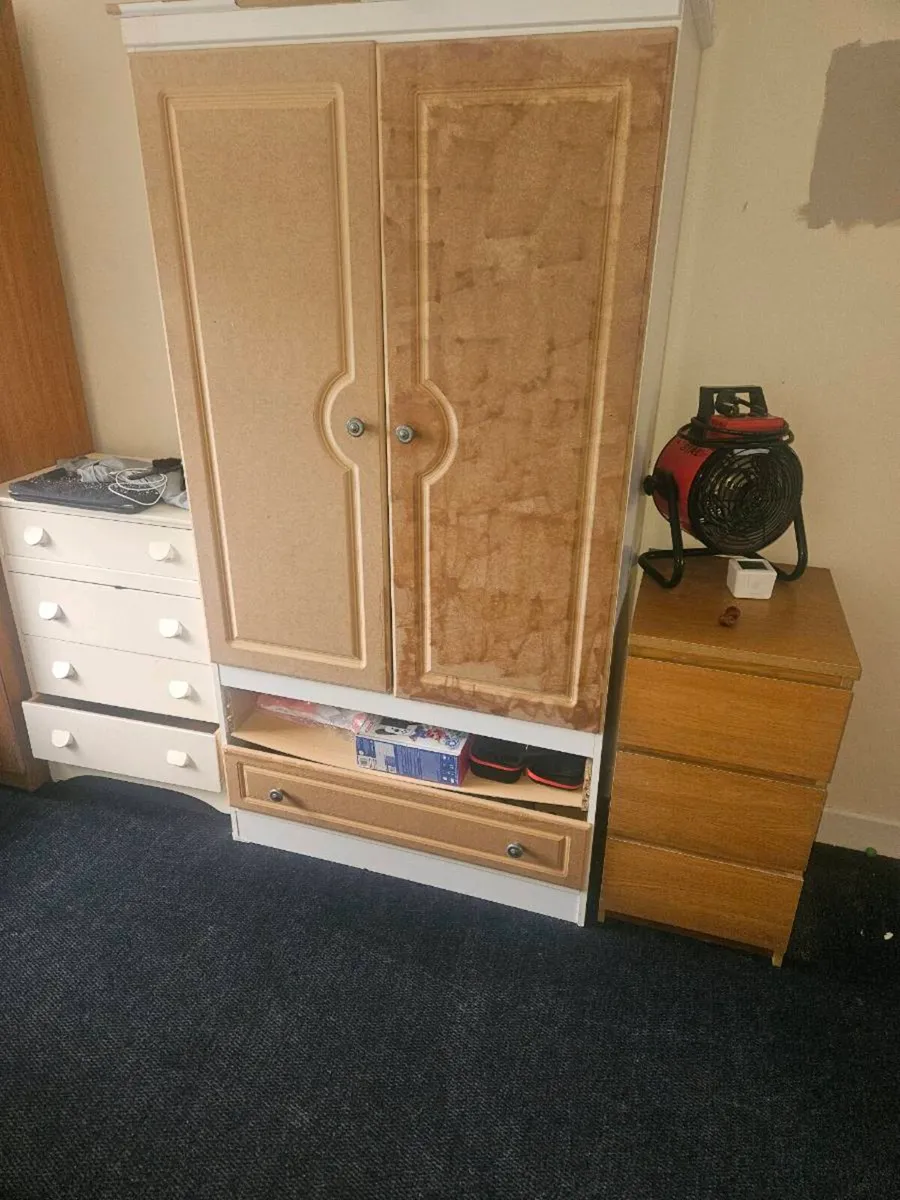Double wardrobe - Image 1