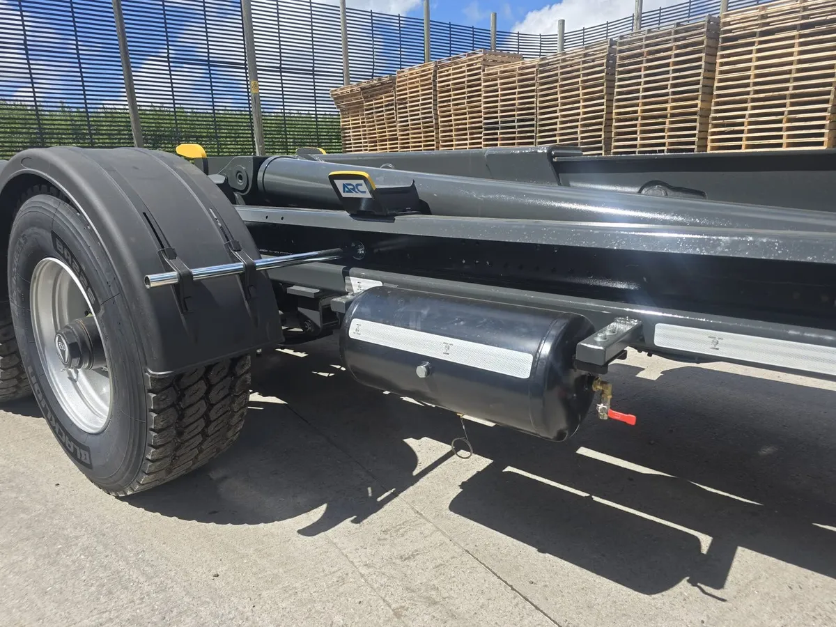 HOOKLIFT TRAILERS – TWIN & TRI AXLE AVAILABLE - Image 4