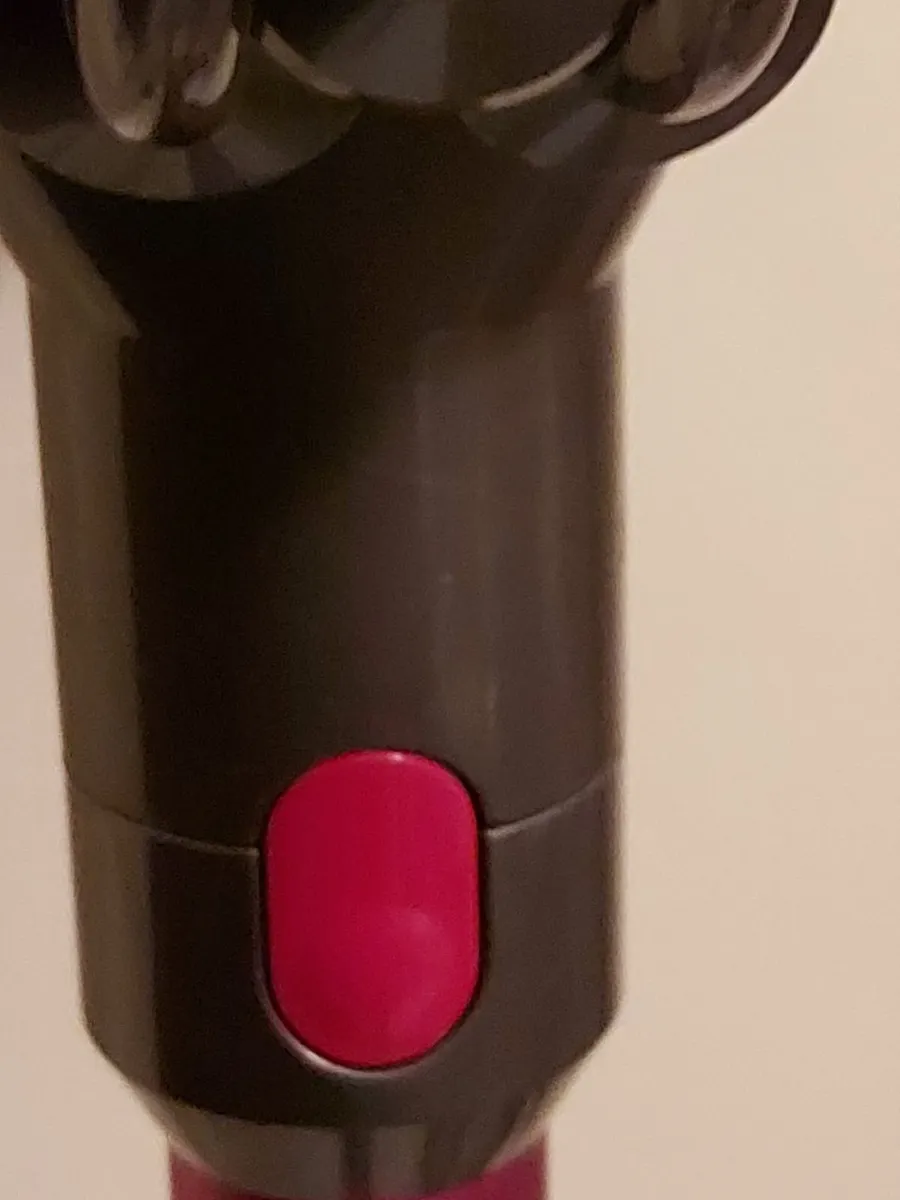 DYSON V7 Motohead, with charger, excellent conditi - Image 4