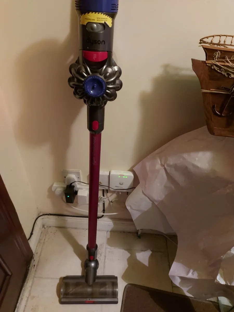 DYSON V7 Motohead, with charger, excellent conditi - Image 1
