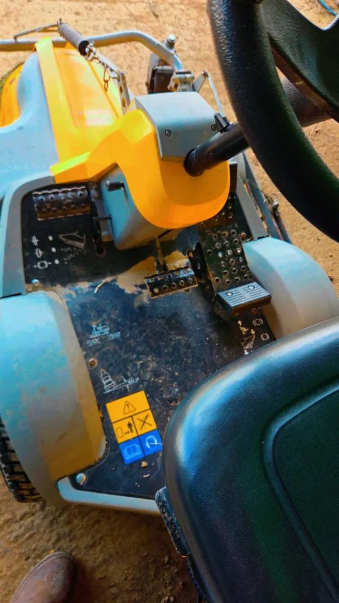 Stiga ride on lawnmower - Image 2