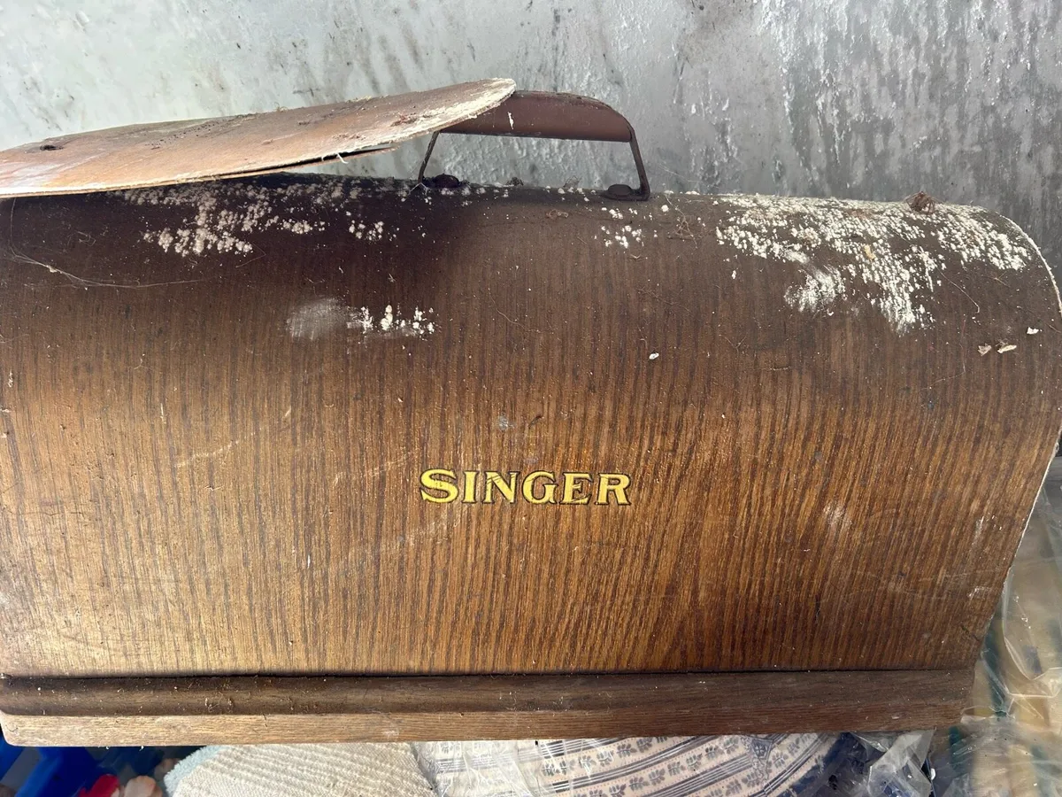 Vintage Singer Sewing Machine - Image 4