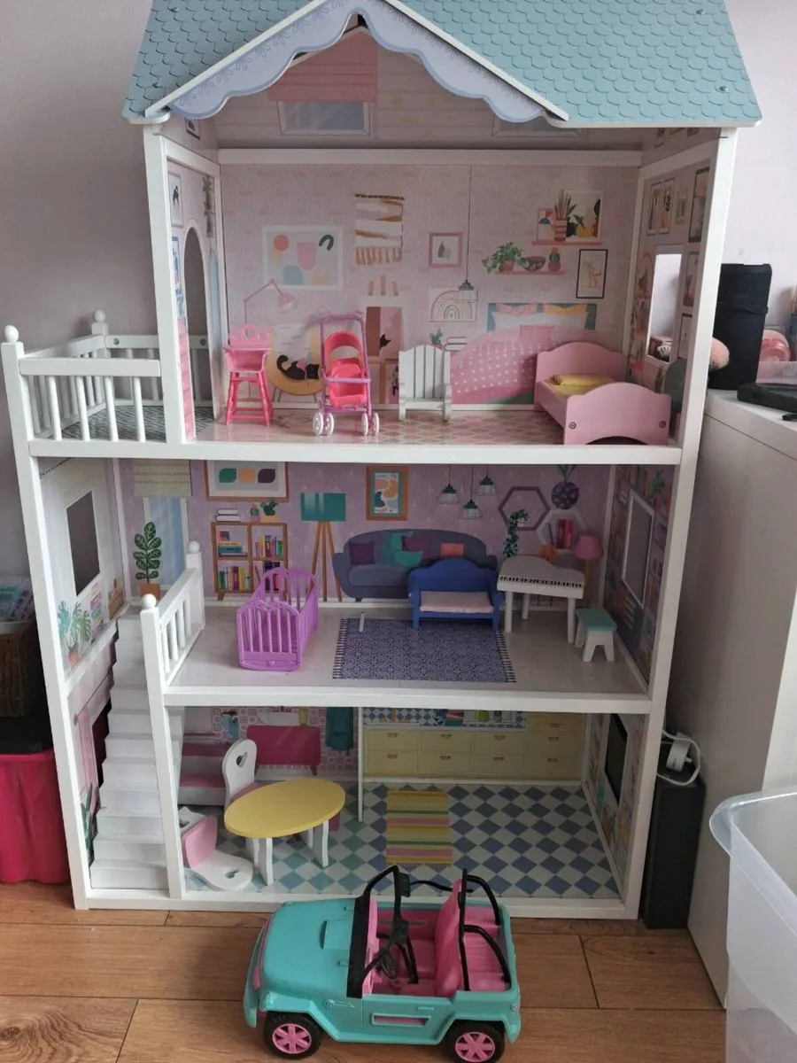 Doll house and barbie.bundle - Image 1