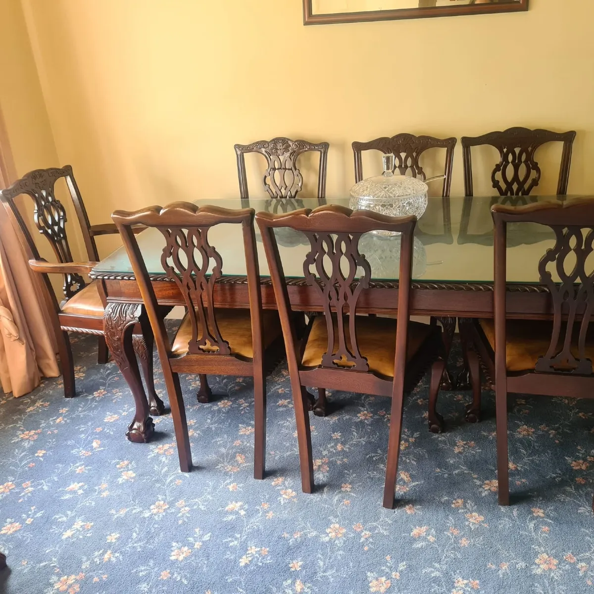 Table and chairs - Image 1