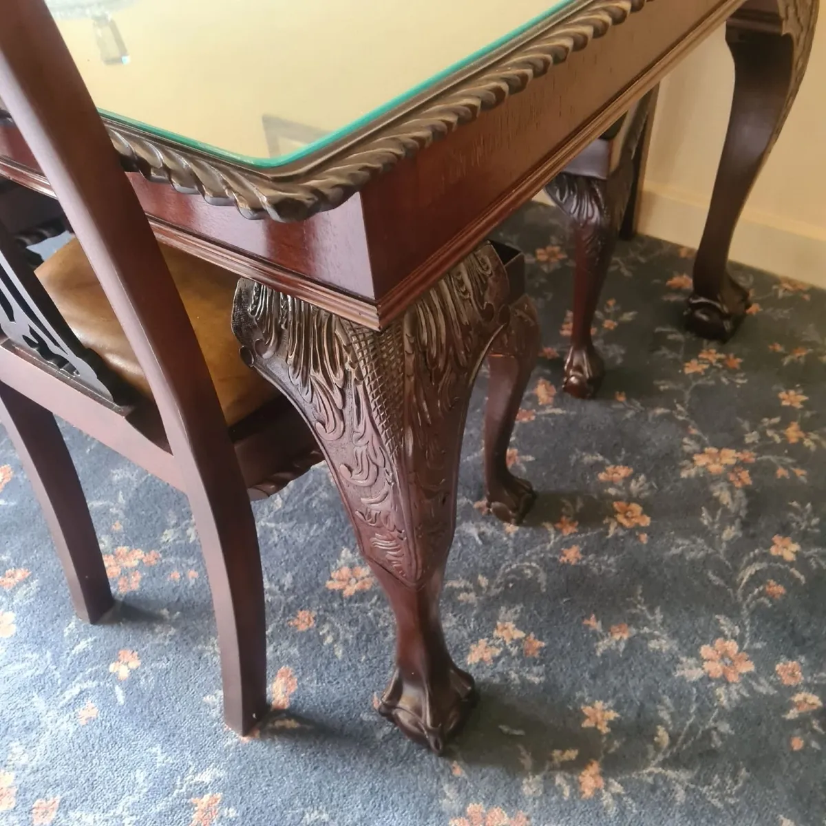 Table and chairs - Image 2