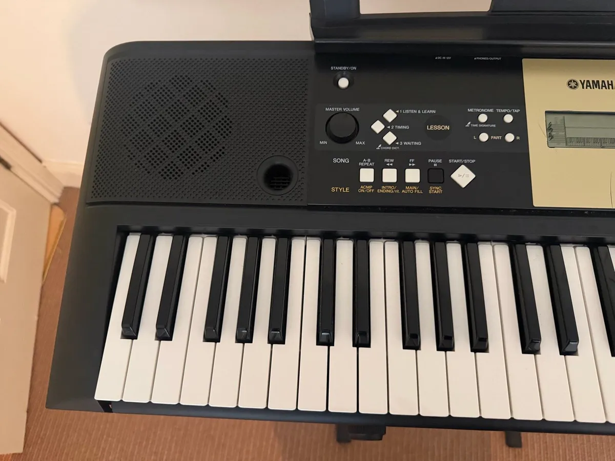Yamaha YPT-200 Electronic Keyboard + Stand - Image 4