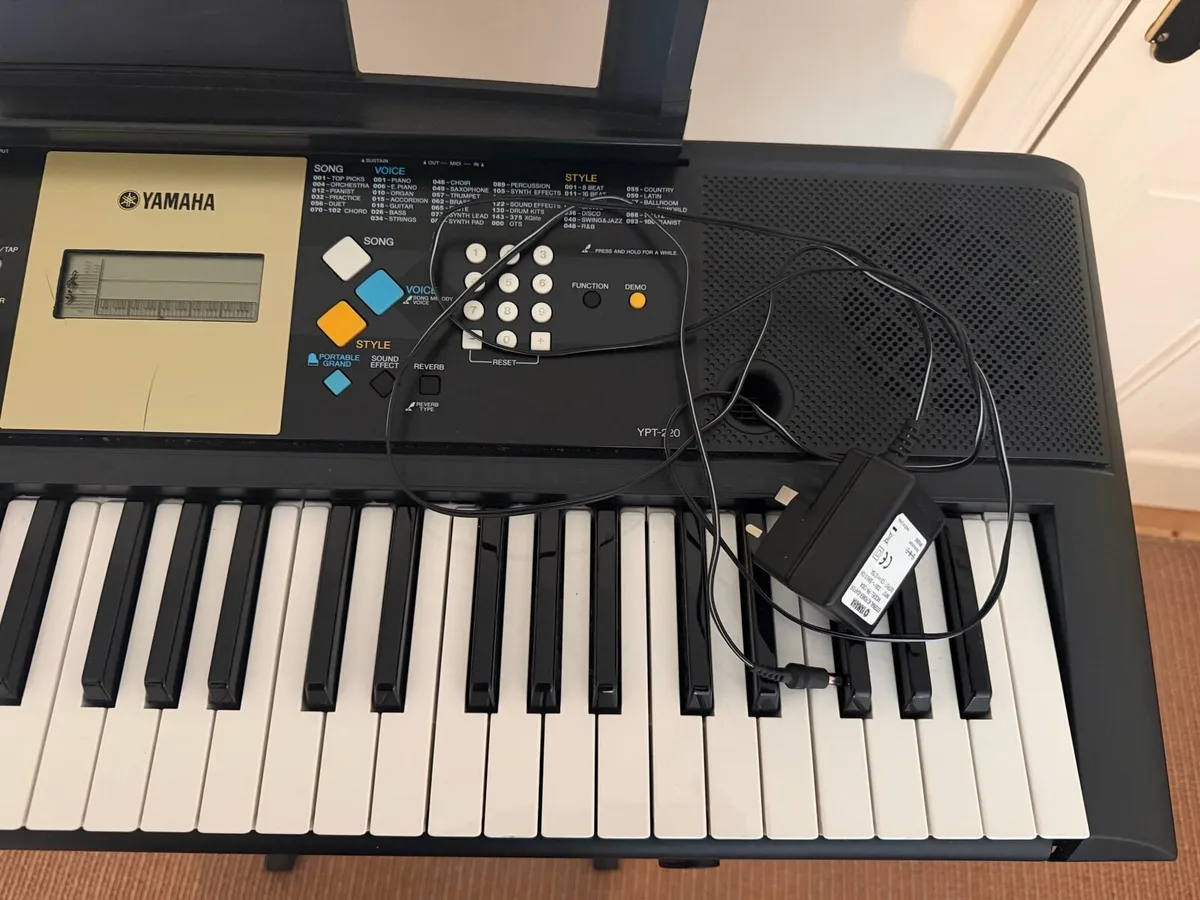 Yamaha YPT-200 Electronic Keyboard + Stand - Image 3