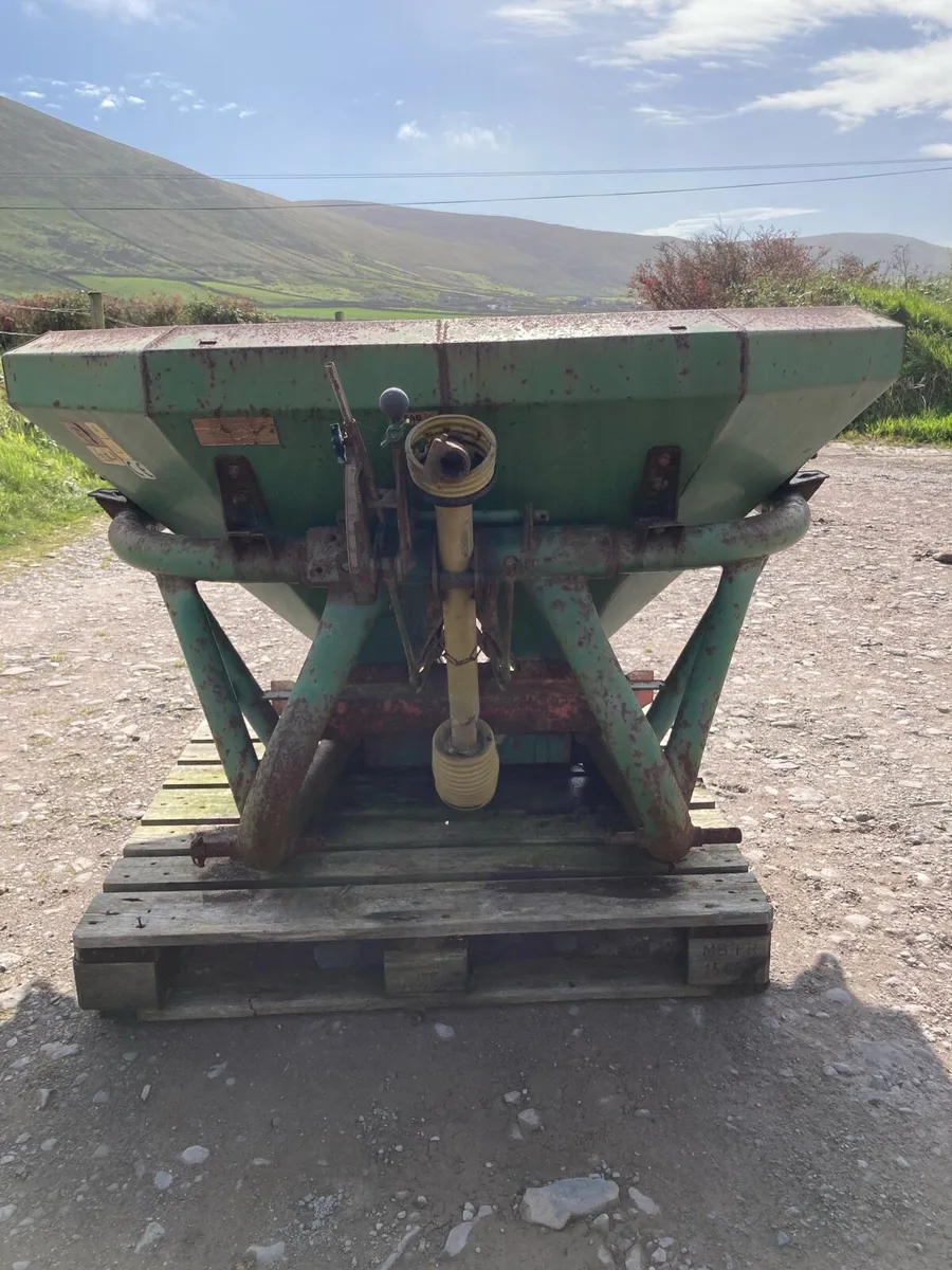 Fertiliser spreader - Image 1