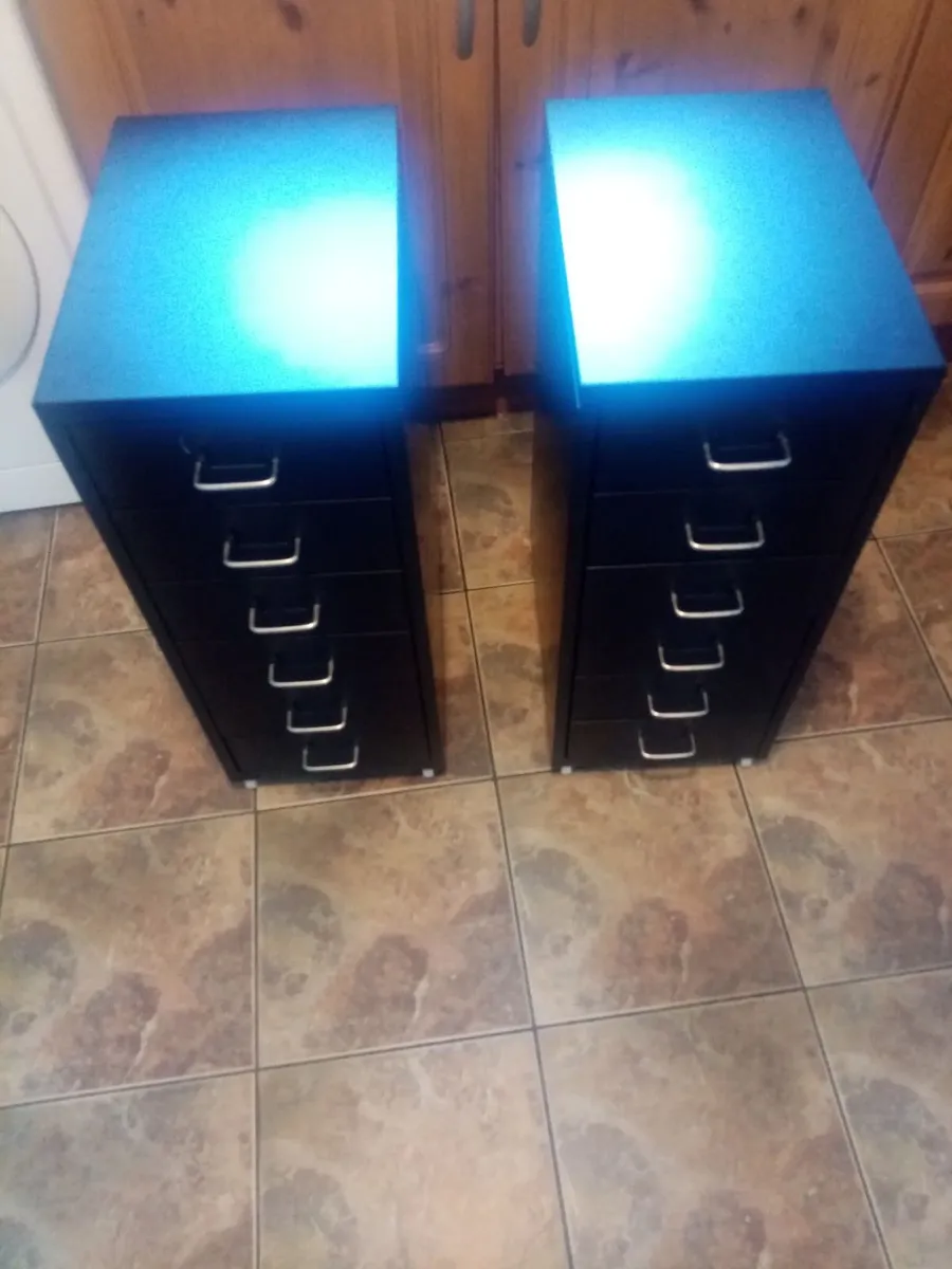 2 matching Cabnets - Image 1